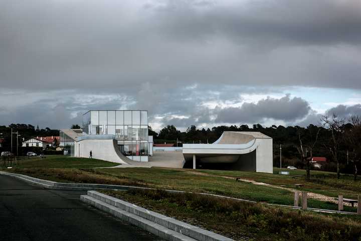 如何评价美国建筑师斯蒂文·霍尔(steven holl)和他的建筑设计?