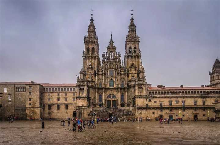 上修建起一座教堂,并以圣雅各的名字命名这座城市,在西班牙语中意为"