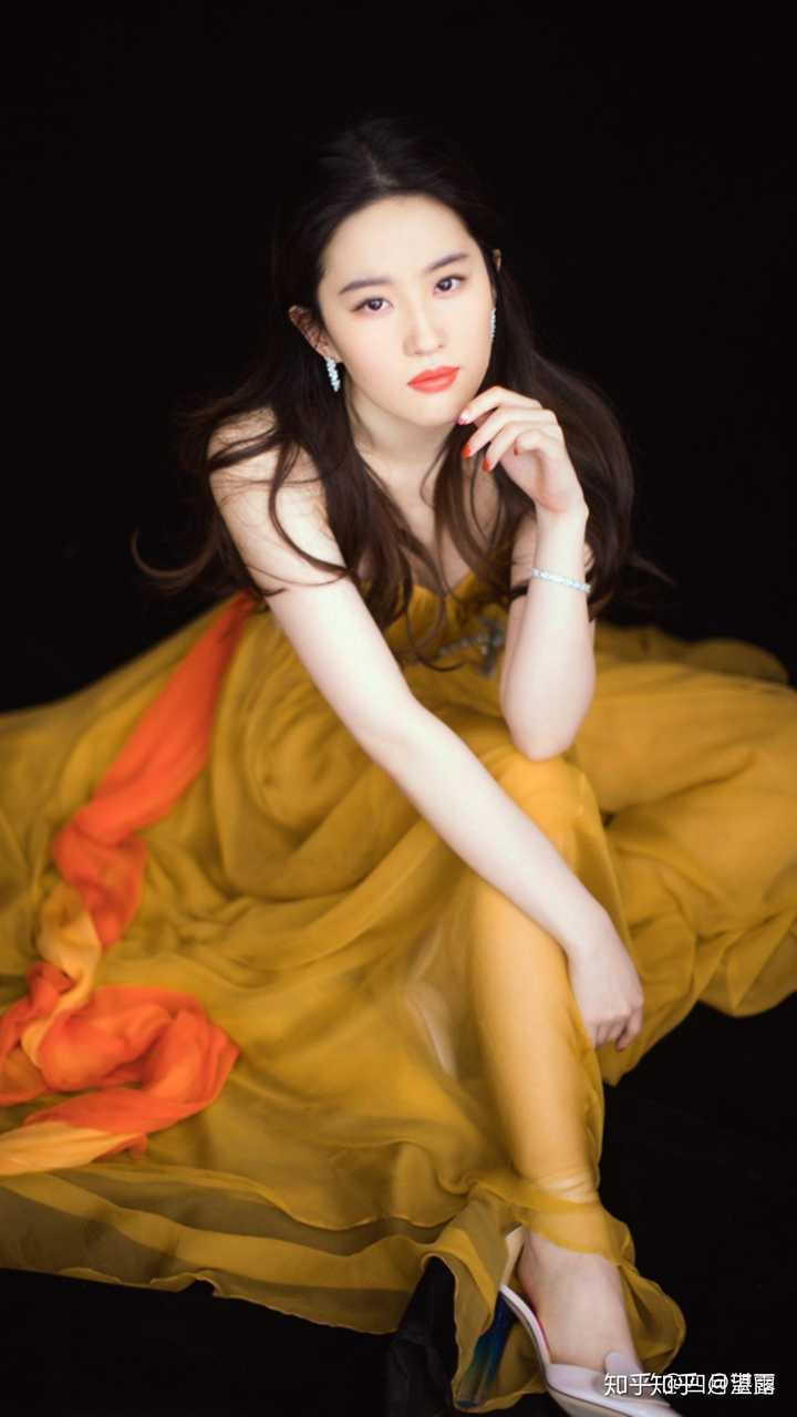 大家有存的让你觉得惊艳的女明星礼服图吗?