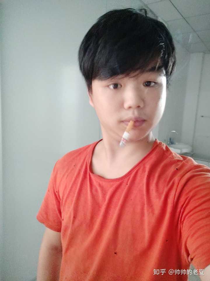 网恋对象一个月了,挺喜欢他的.昨天他突然发自拍给我