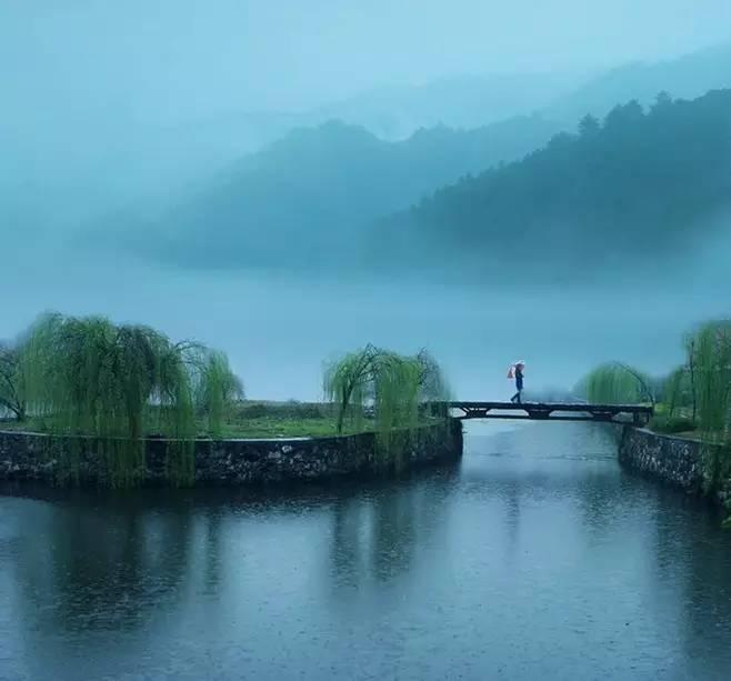 《断章》作结,映衬中国古桥的唯美印象 你站在桥上看风景, 看风景的人