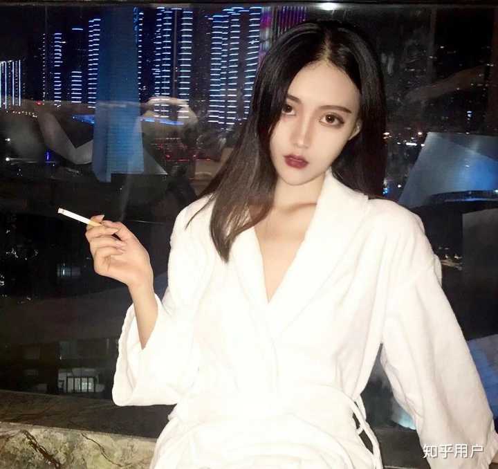 有哪些女生特别酷的或是女生抽烟的头像?