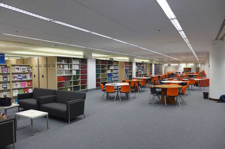 香港大学的图书馆或教室环境如何?是否适合上自习?