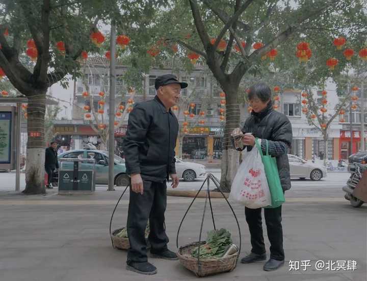 这是一对夫妻,在重庆的小县城里,这样挑着篮子卖菜的老人很多很多.