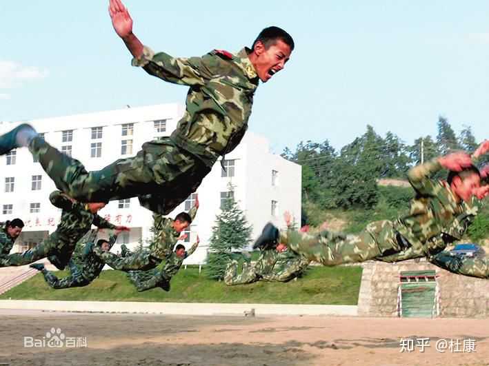 一群血气方刚的小伙子,喝多了在酒吧搞训练 七八个人站成一排砸前扑.