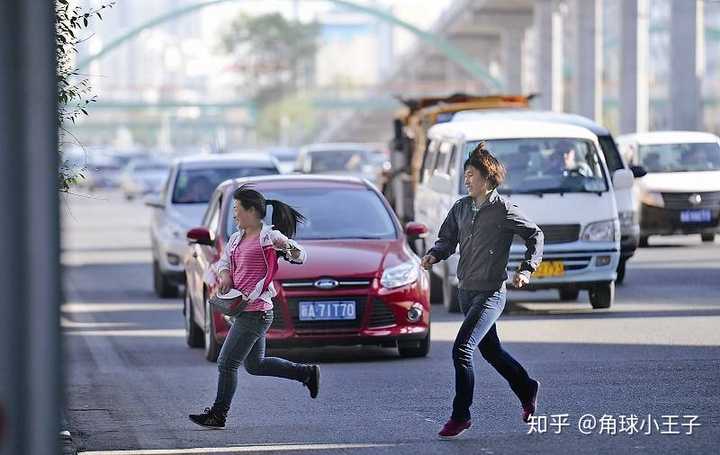 正所谓清明时节雨纷纷,下一句是什么来着? ——路上行人乱哄哄.