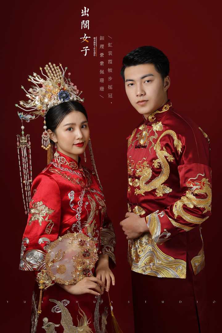 有没有人觉得影楼很火的凤冠霞帔加运动服还要吃火锅的婚纱照真的很傻