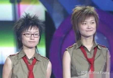 2005年和李宇春一起走红的还有周笔畅,当时周笔畅看起来也挺有个性挺