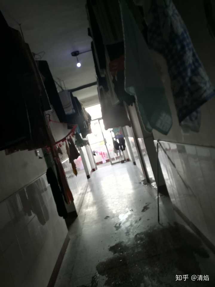江苏科技大学东校区本科女生宿舍了解一下 衣服挂走廊吹干,水泥地面