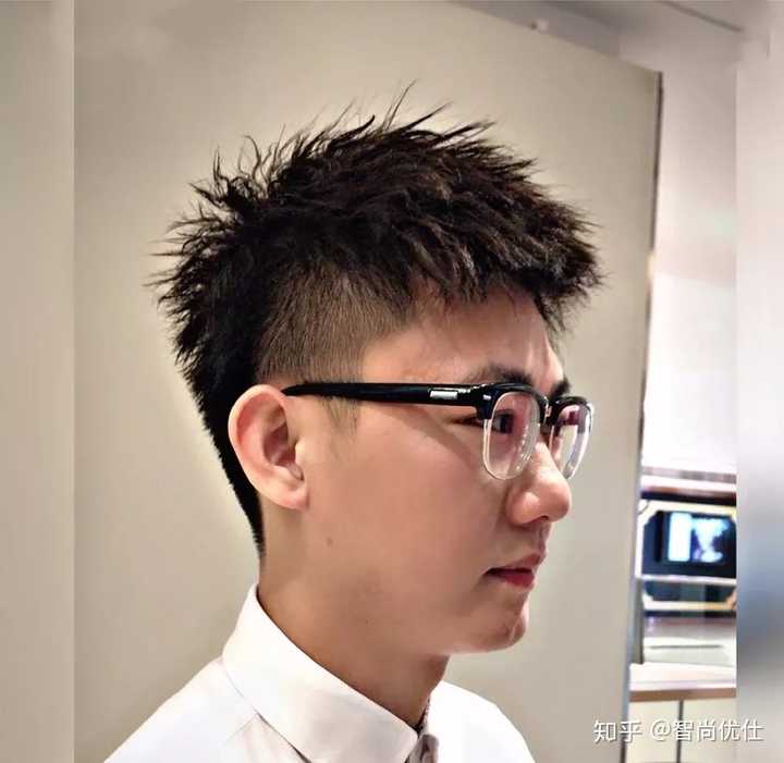 下面就罗列出几款适合夏季的发型: 1男生"刺猬头"发型 6男生"飞机头"
