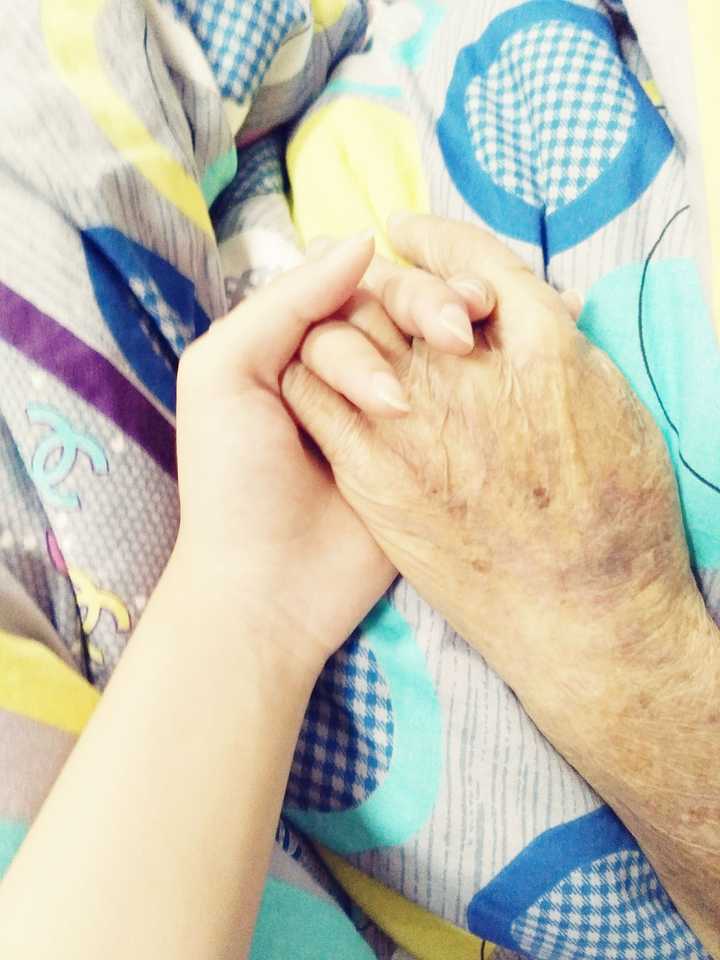 我握着奶奶的手