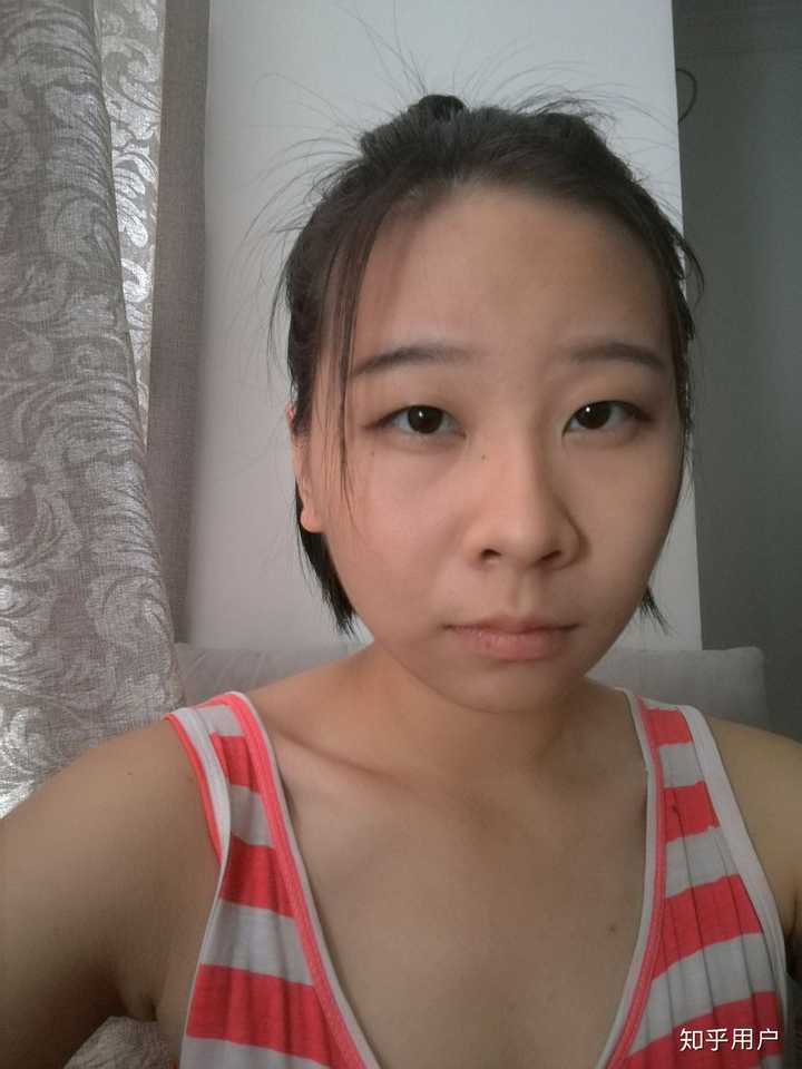 大圆脸  其他五官比较小  还单眼皮  鼻子却又挺又大  显得整个人好