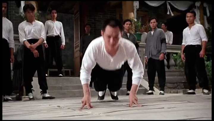 比如俯卧撑和引体向上