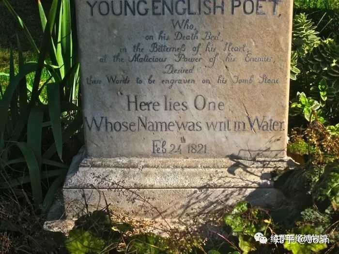 听说王尔德的墓碑上都是崇拜