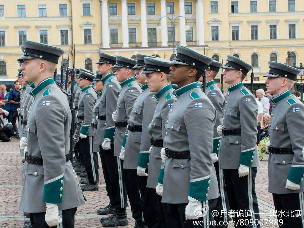 甚至连军官们佩戴的饰绪也是纳粹德国时期的款式(现在的德国联邦国防