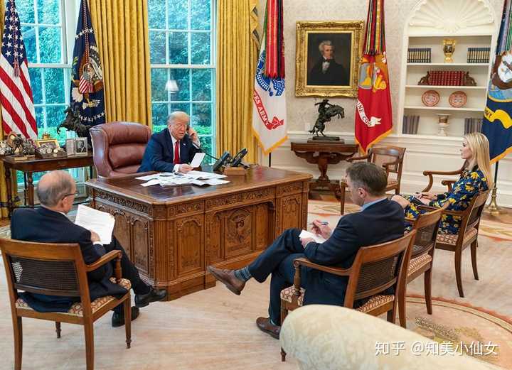 白宫总统办公室一坐,也挺有气势吼?