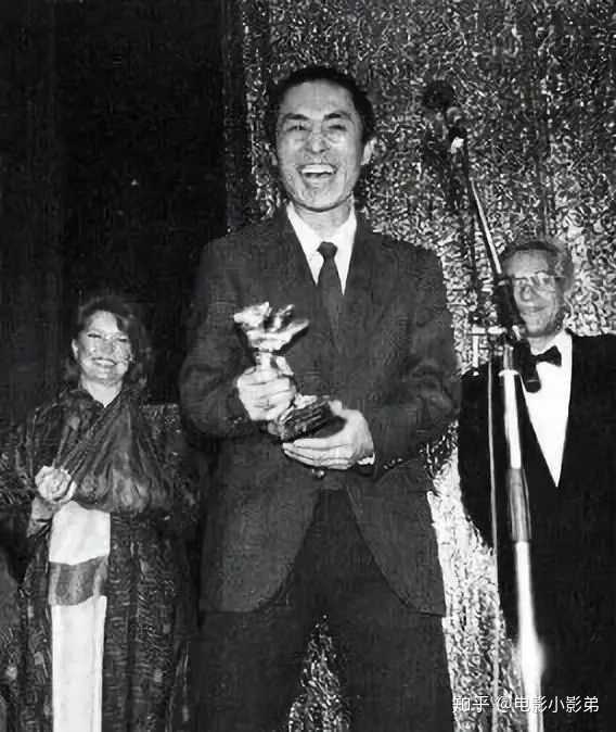30年前张艺谋因为《红高粱》获得国际柏林电影节金熊奖时,他笑着说"