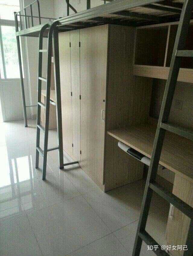 老校区和新校区环境不一样,新校区远,但是宿舍环境好.