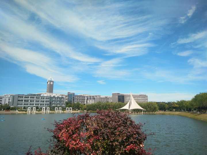 在学校湖边拍的,一到这种天,哇,经常看到同学拿手机拍天的.