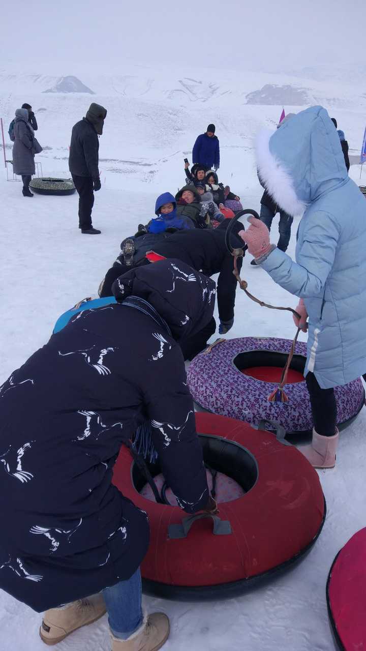 或者玩更好玩的雪圈,十几个雪圈连在一起从500米的斜坡直冲下去,爽的