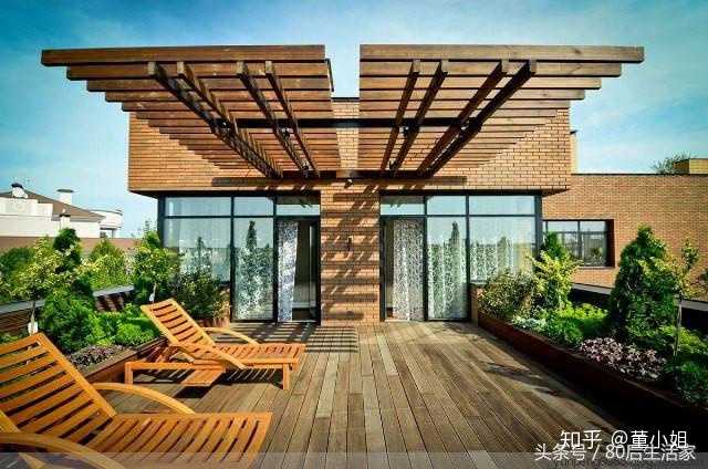 露天阳台一般是指住宅中的屋顶平台或由于建筑结构需求或改善室内外