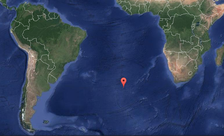 大海中间突然出现了一块岛屿,这岛屿在非洲与南美洲之间的南大西洋上