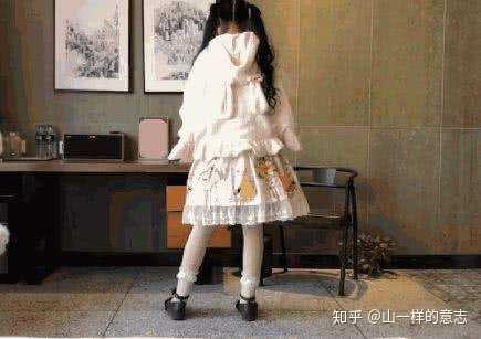 如何看待西安裸舞浆果儿事件后续,幕后拍摄者被抓?