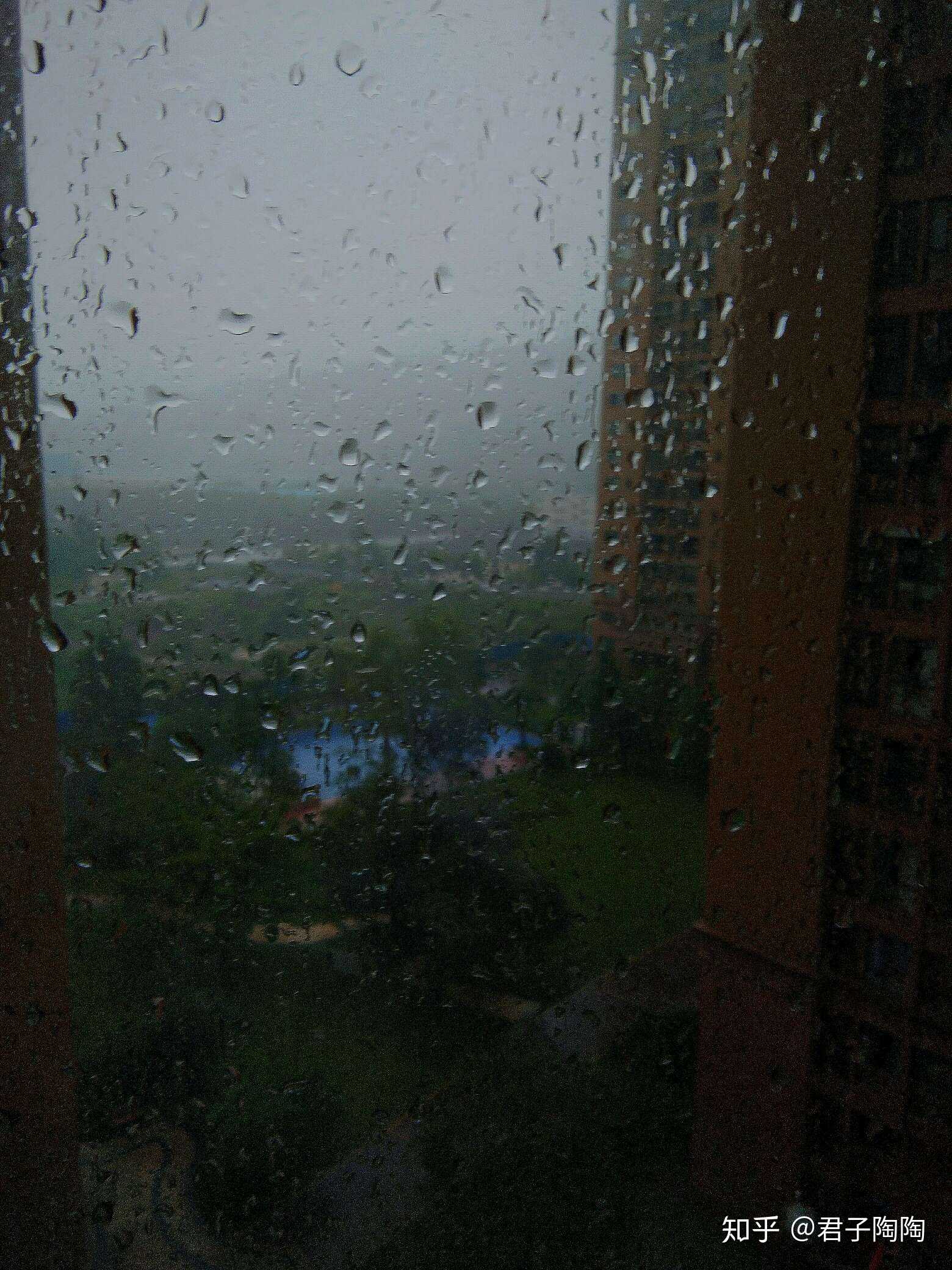 窗外,大雨滂沱
