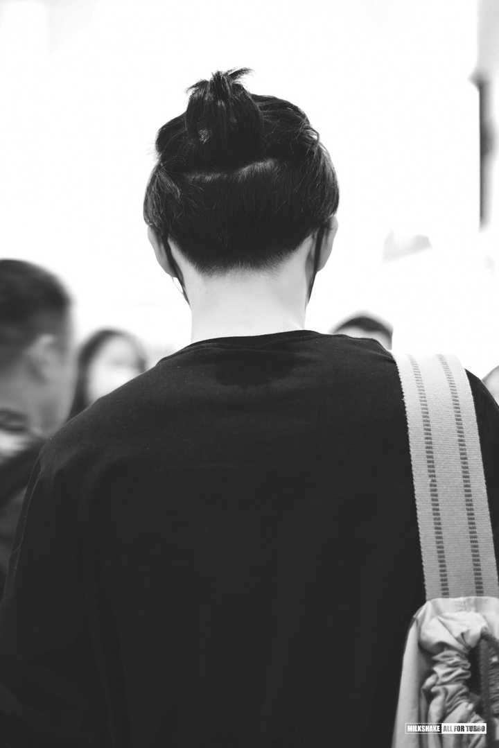 男生留长发怎么打理过渡期的发型?