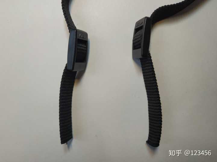 图二:肩带拆卸后安装的方向