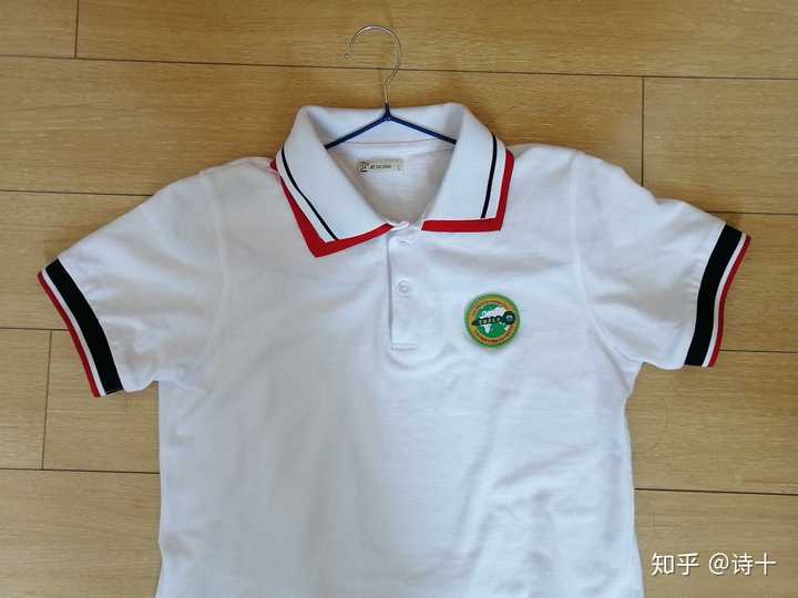 我觉着 天津的校服挺好看的 袖口还有里面短袖的领子的设计我都很喜欢