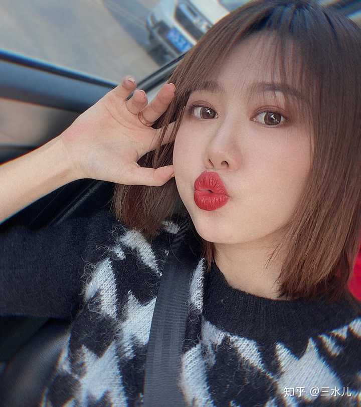 有哪些适合女生自拍的姿势?