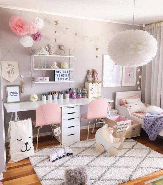 卧室想要元气少女,那就可以用粉色的棉布床品,选几幅小小的小清新装饰