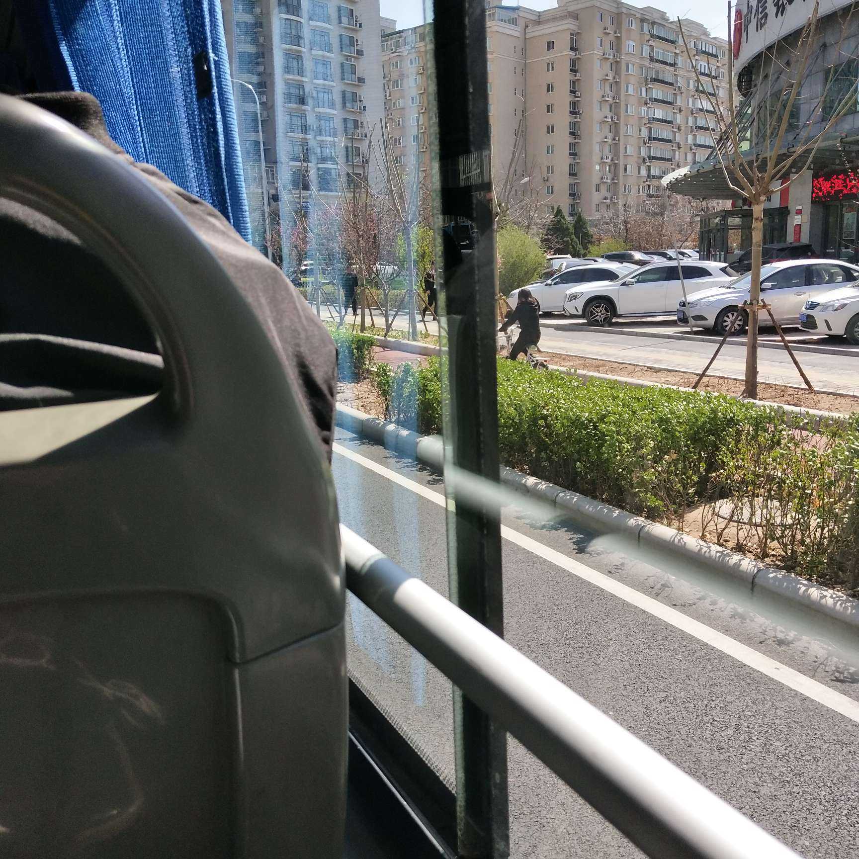 公交车最后一排靠窗 一副耳机 陈粒的歌