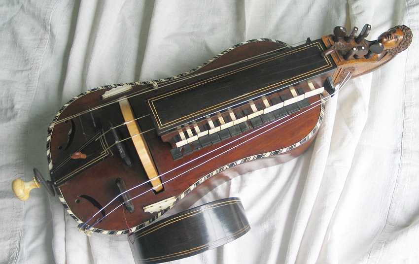 对我来说,答案只有一个那就是hurdy-gurdy(绞弦琴).