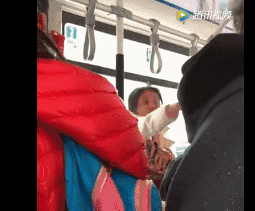济南一小学生因公交车上未让座遭老太打骂,孩子父母已报警 / 澎湃新闻