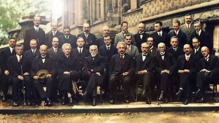 这张罕见而唯一的彩色照片中,全部是世界一流的伟大科学家,其中有