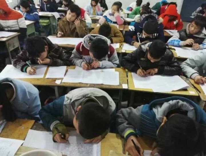 你家孩子有趴着写字的习惯吗?