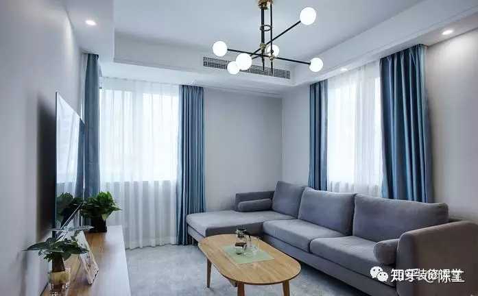 局部四周吊顶,灰色l型布艺沙发搭配原木家具,两个窗户蓝色布艺窗帘