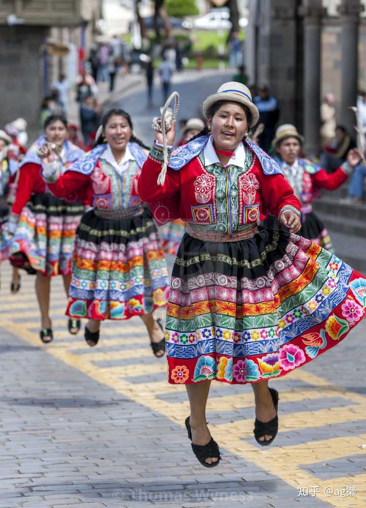 在街上起舞的秘鲁人