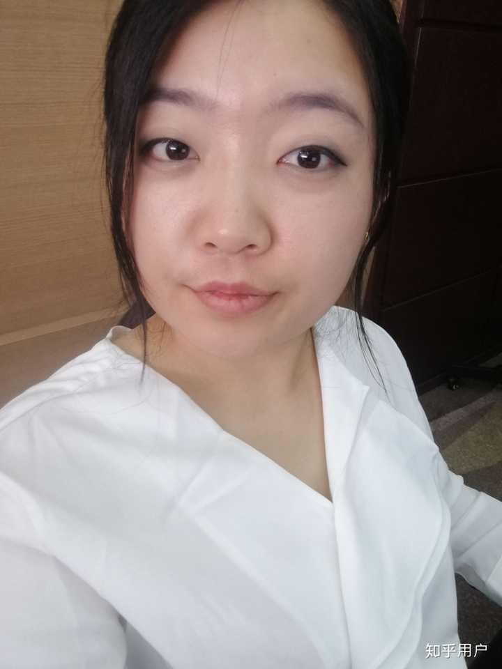 一个小姐姐在微博上一个晒素颜的楼里晒的照,很是惊艳