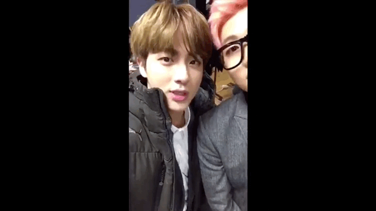 (顺序按年龄,南俊上面提及过了,然后说明一下他是老四) 金硕珍 车门