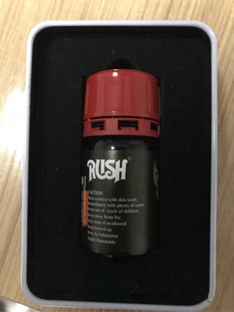 rush poppers 是一个年纪比较大的女安检员老师发现的,小瓶子上满满