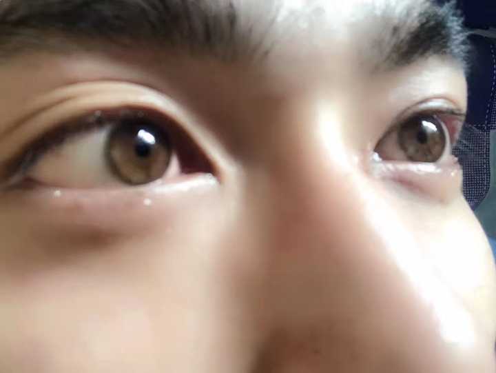接下来再放一张小哥哥眼部特写.