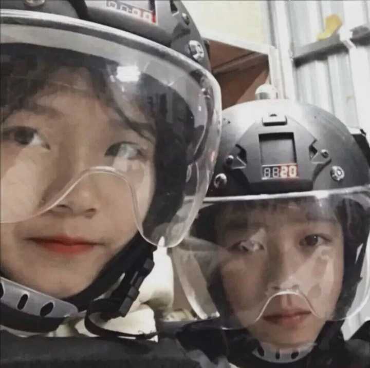有没有骑摩托车或者带着头盔的动漫情侣头像?