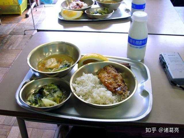 讨厌这样的食堂餐盘是什么心态?