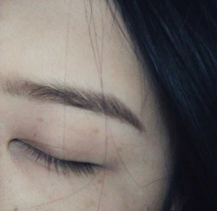室友一个老爷们儿嫌自己眉毛太淡,于是剃光说长出来浓一点,世事总是不