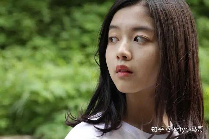 今天推荐一部韩国片,三个女孩的青春校园爱情,女主爱上了一个很酷的