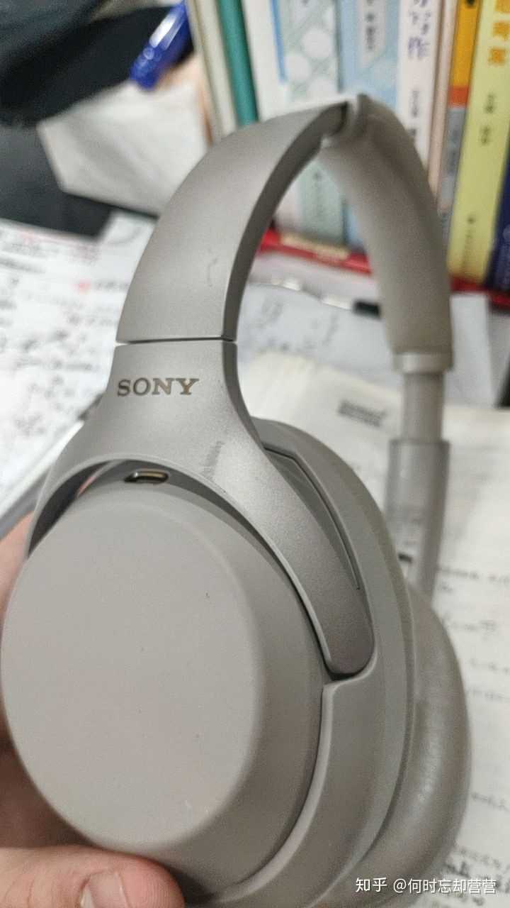 最近买了款头戴式耳机 sony 1000xm3,刚用几天外壳就不懂几时刮花一点