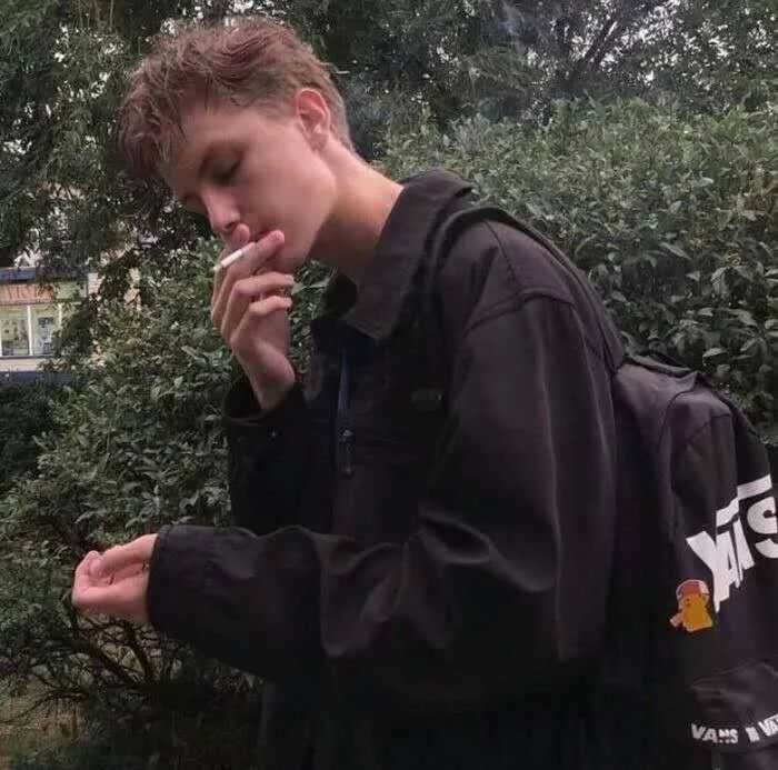 有没有很酷的抽烟男生的头像?